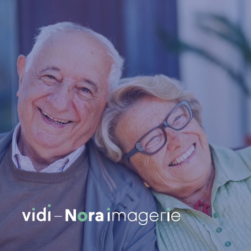 Image d'un couple de personnes âgées souriantes La femme pose sa tête sur l'épaule de l'homme et semble rire